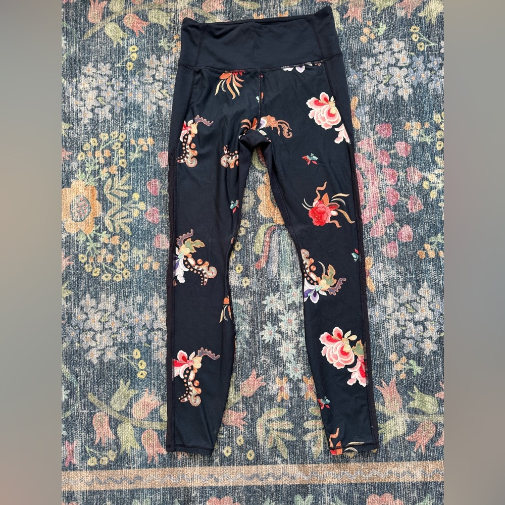RARE Athleta M Floral Patterned Leggings navy multicolored like new flowers